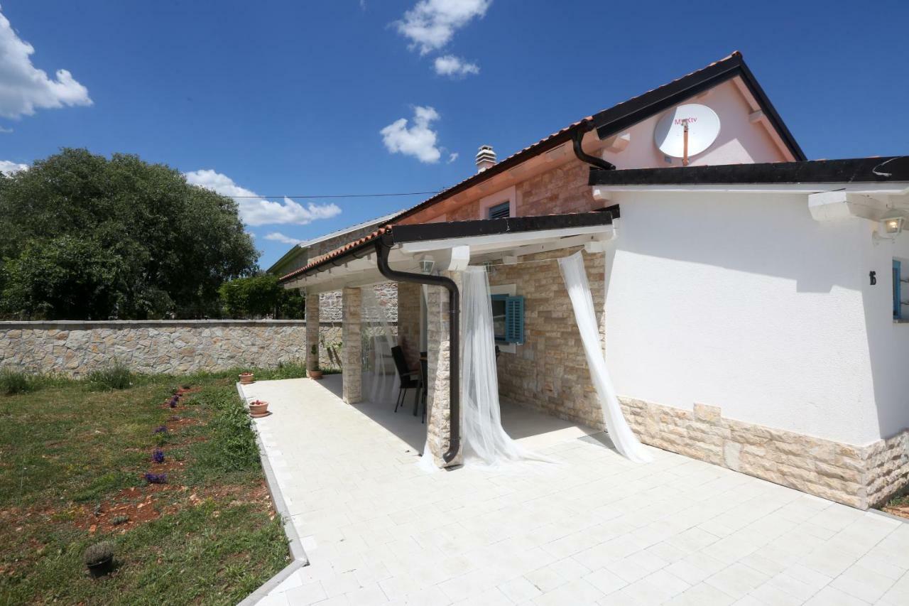 Kuce Za Odmor Brkic Lägenhet Lozovac Exteriör bild