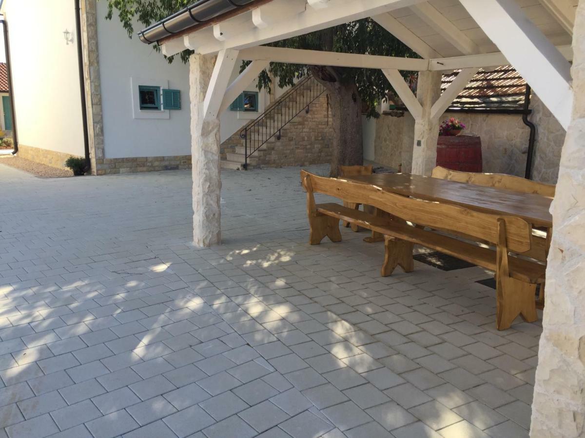Kuce Za Odmor Brkic Lägenhet Lozovac Exteriör bild